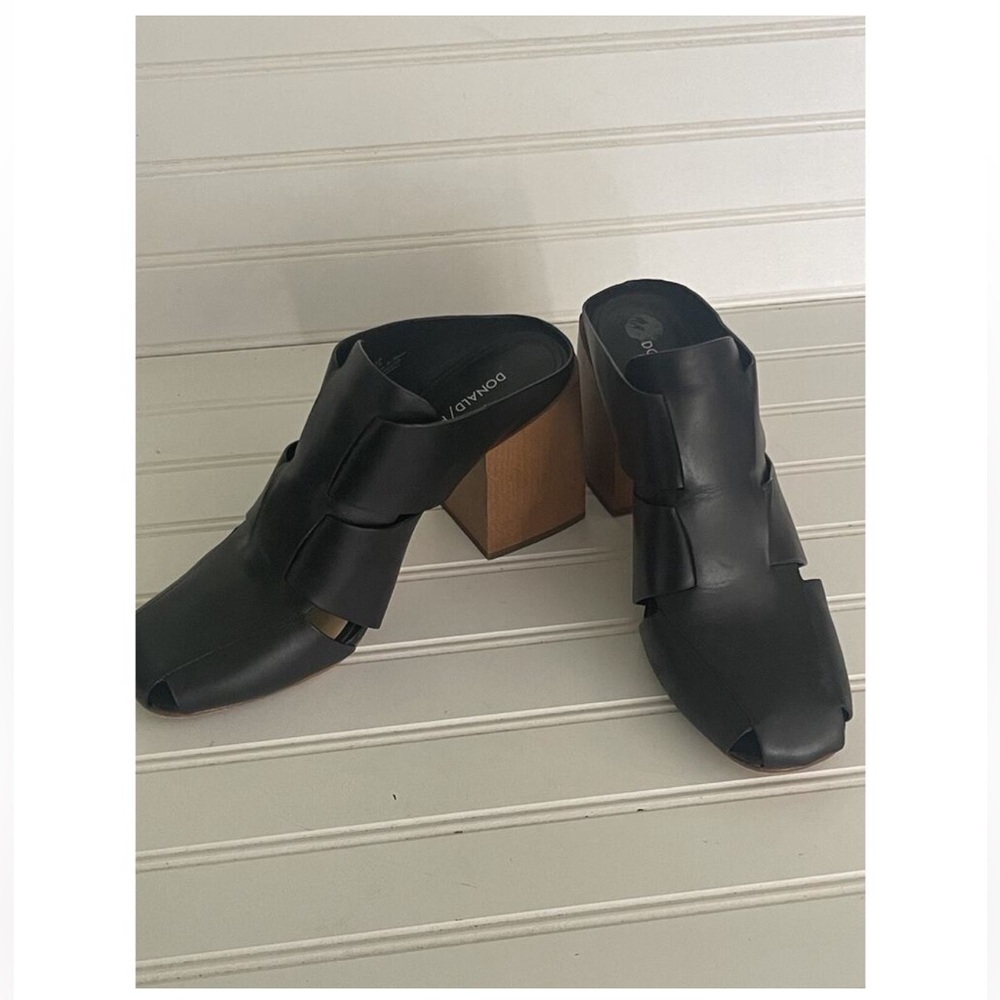 Pliner- Black Chunk Heel Mules